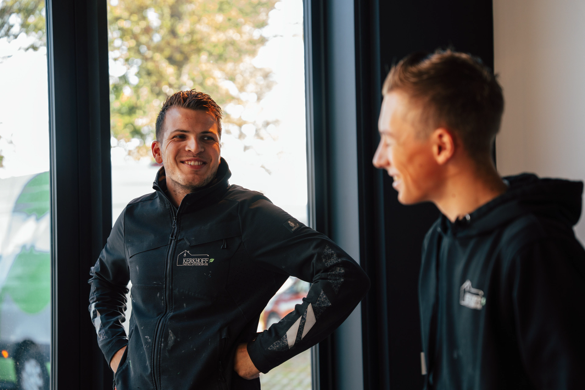 Henri Kerkhoff en een collega bespreken een nieuwe klus bij de bedrijfsbus