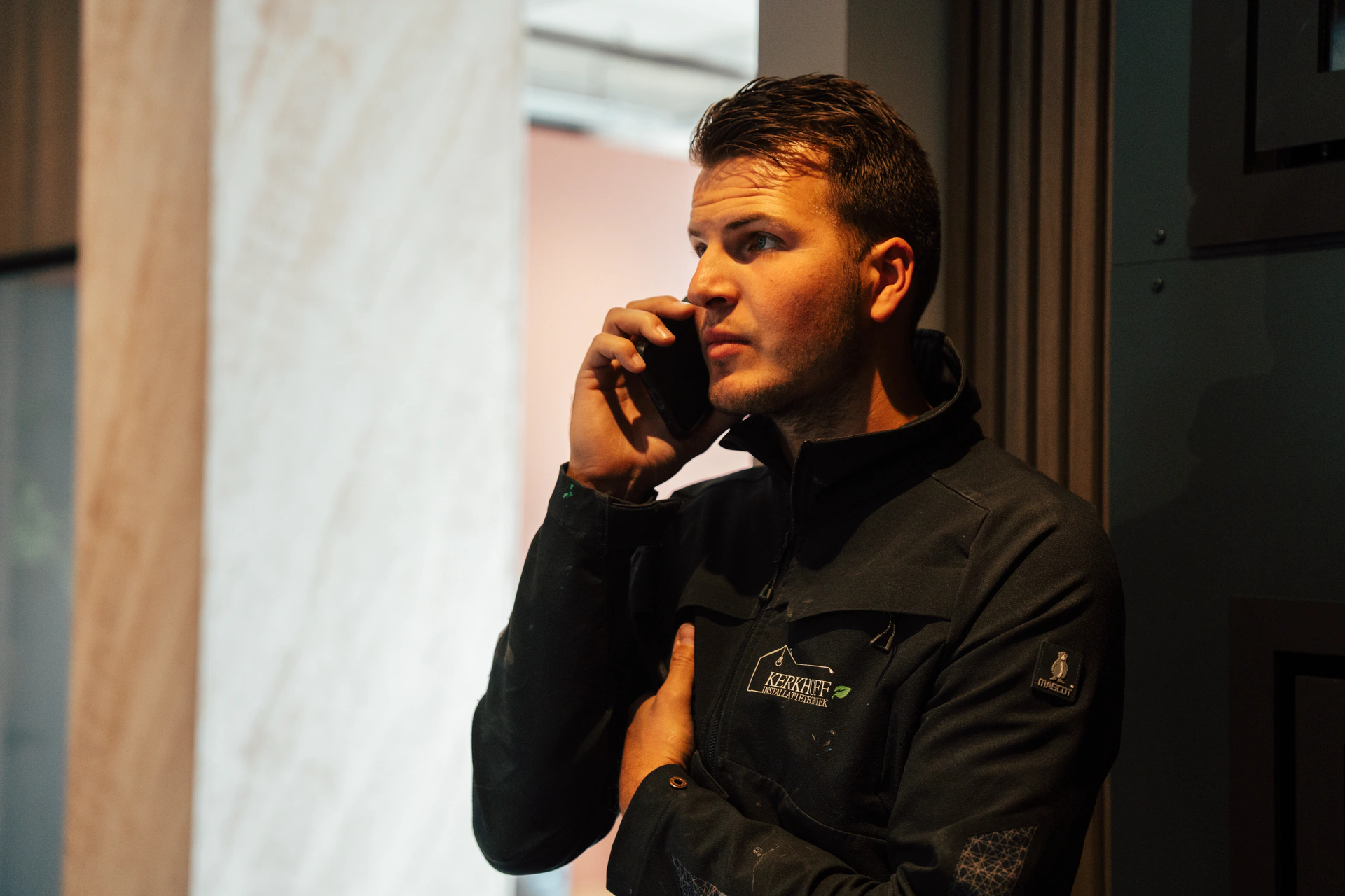 Henri Kerkhoff aan de telefoon met een klant