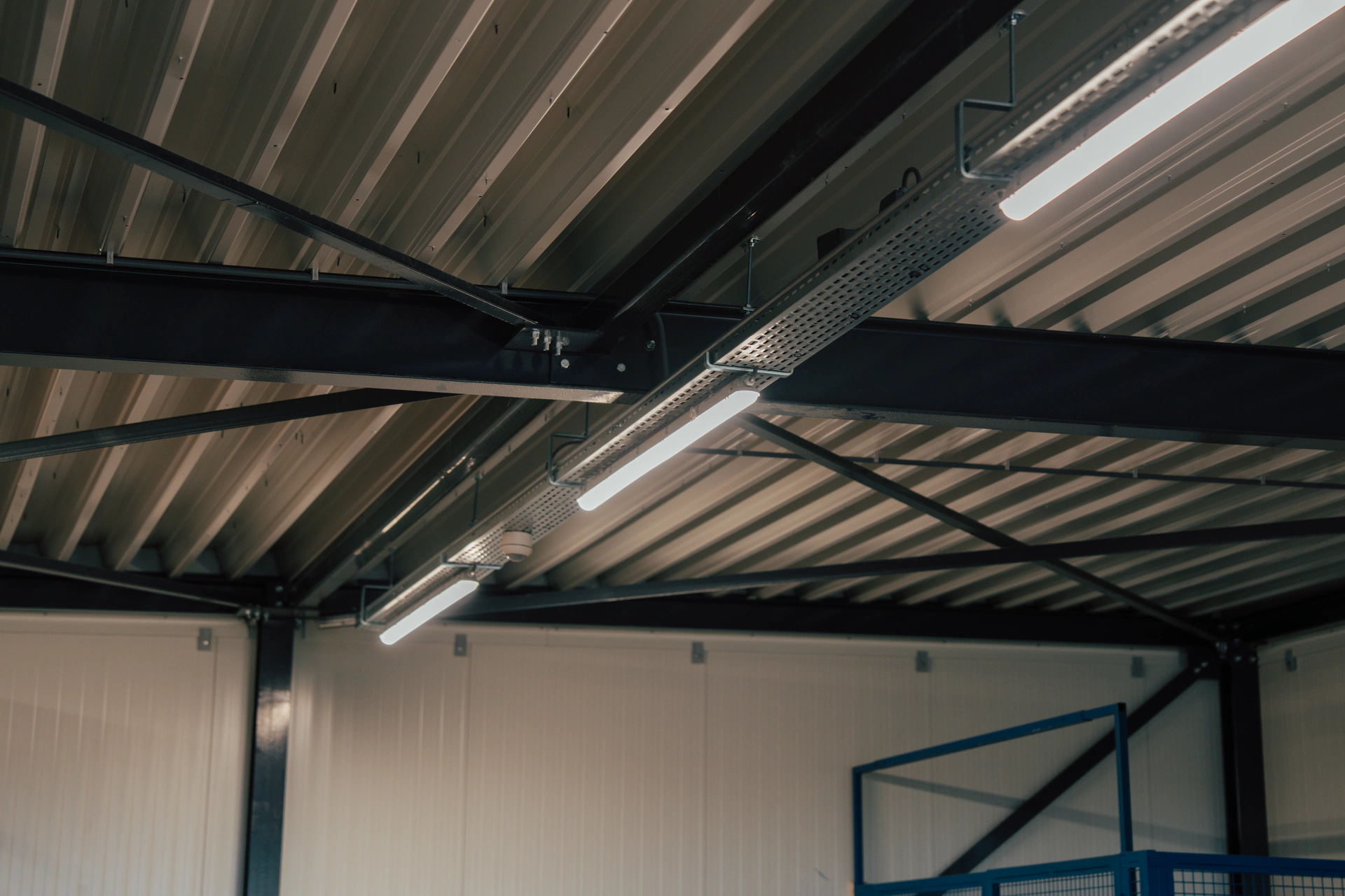 Showroom met stalen dakconstructie en nieuw aangelegde LED-lijnverlichting