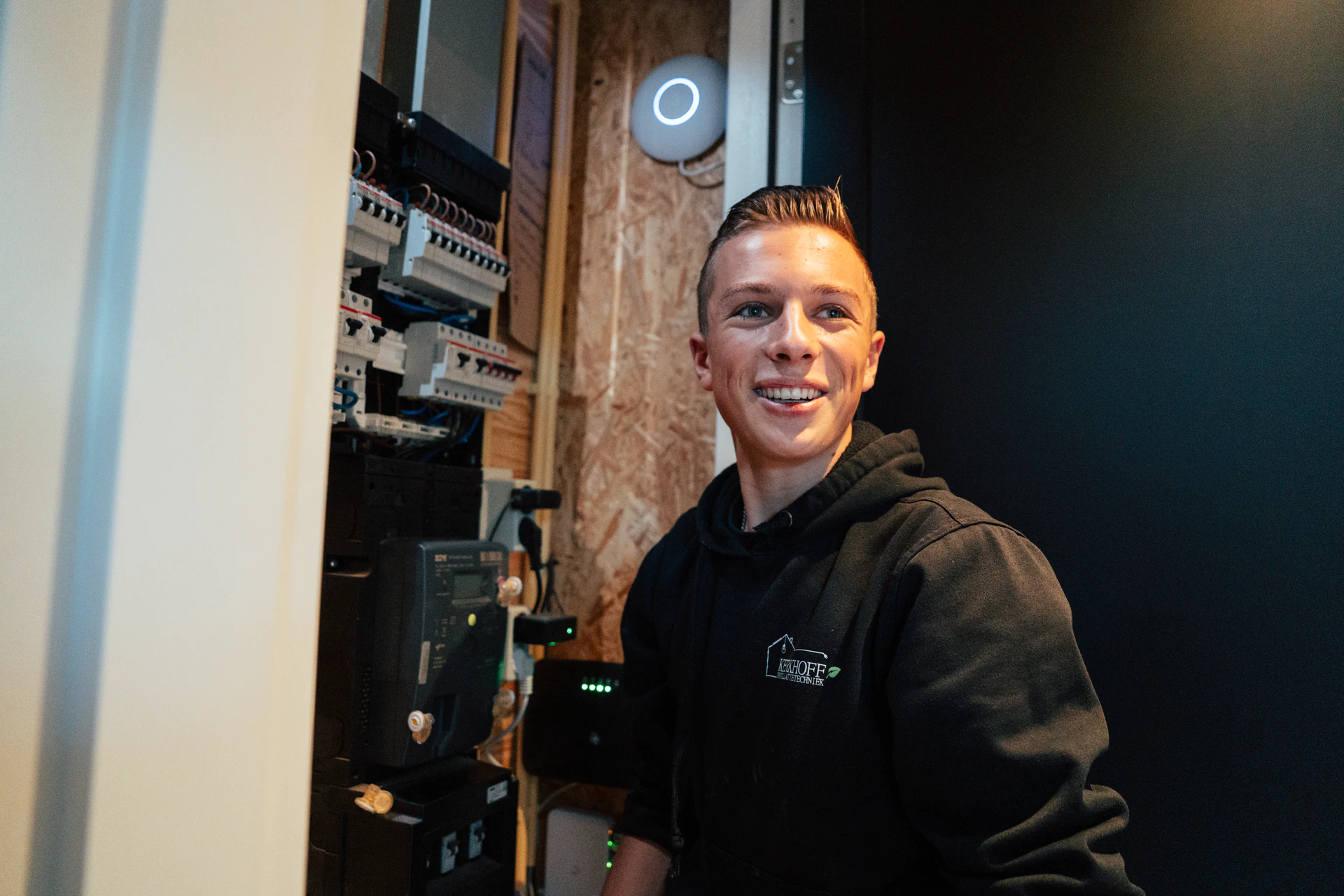 Elektriciën van Kerkhoff bij een opgeleverde meterkast