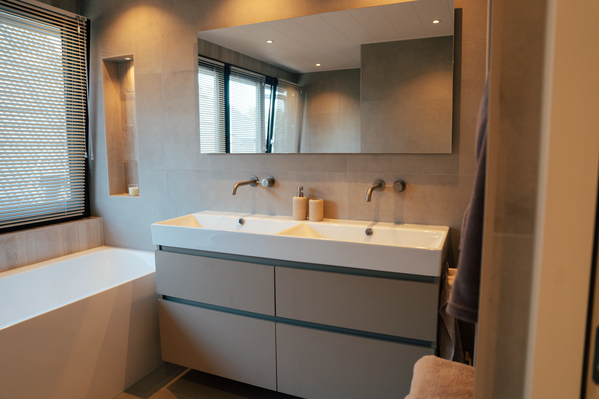 Nieuwe badkamer met dubbele wastafel en ligbad